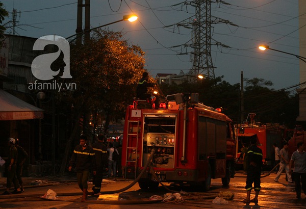 Cháy tại cây xăng đã được khống chế, lính cứu hoả nhập viện  18
