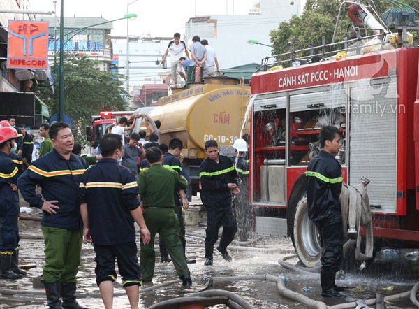 Cháy tại cây xăng đã được khống chế, lính cứu hoả nhập viện  4