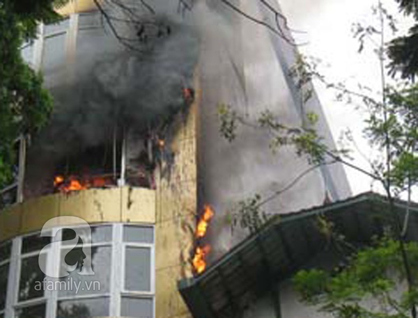 Hà Nội: Công nhân hút thuốc gây cháy tòa nhà 9 tầng trên phố Bà Triệu? 1