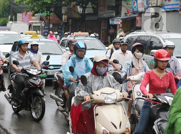 Nước ngập bốn bề: Dân công sở - người đi tiếp, người ngậm ngùi quay về 2