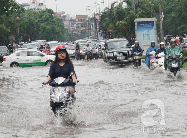 Nước ngập bốn bề: Dân công sở - người đi tiếp, người ngậm ngùi quay về 5