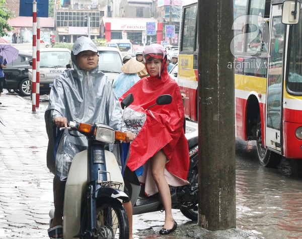 Nước ngập bốn bề: Dân công sở - người đi tiếp, người ngậm ngùi quay về 3