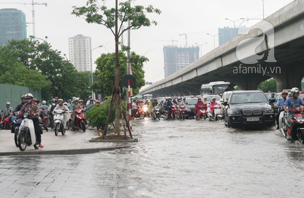 Nước ngập bốn bề: Dân công sở - người đi tiếp, người ngậm ngùi quay về 4