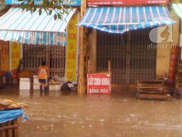 Người Hà Nội khổ sở "vật lộn" với mưa bão, ngập úng 9