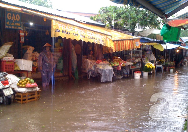 nguoi-ha-noi-kho-so-vat-lon-voi-mua-bao-ngap-ung.jpg