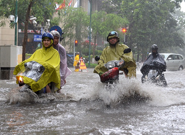 Người Hà Nội khổ sở "vật lộn" với mưa bão, ngập úng 4