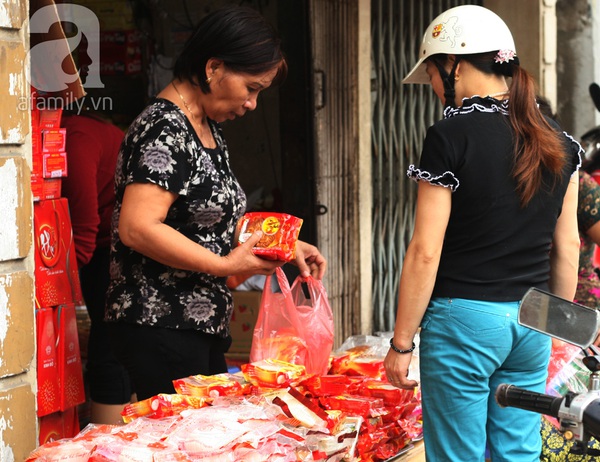 Bánh Trung Thu hạ giá 2.000 đồng/chiếc, mua 10 tặng 1 3