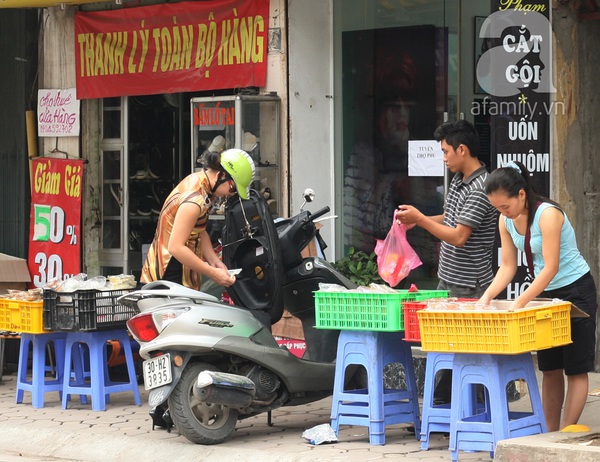 Bánh Trung Thu hạ giá 2.000 đồng/chiếc, mua 10 tặng 1 1