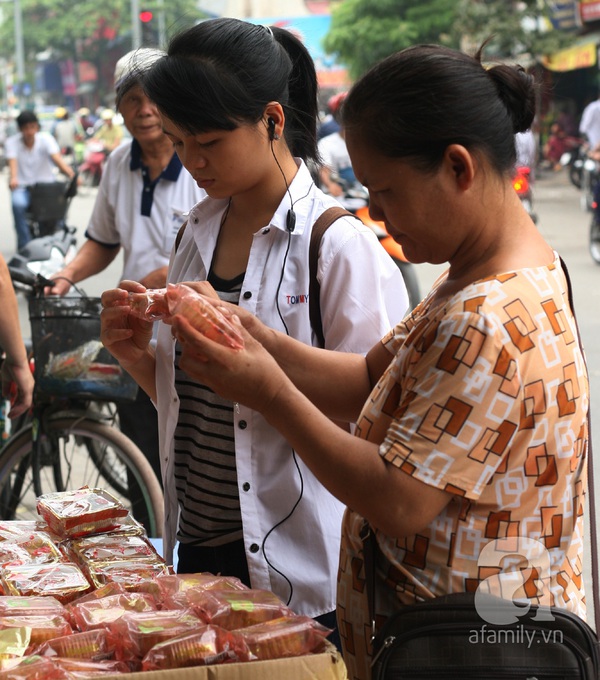 Bánh Trung Thu hạ giá 2.000 đồng/chiếc, mua 10 tặng 1 4