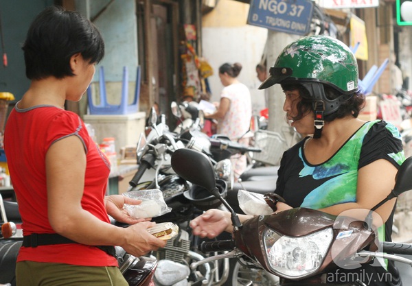 Bánh Trung Thu hạ giá 2.000 đồng/chiếc, mua 10 tặng 1 5