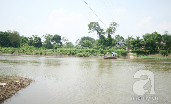 Hà Nội: Học sinh oằn lưng đu dây vượt sông tìm con chữ 1