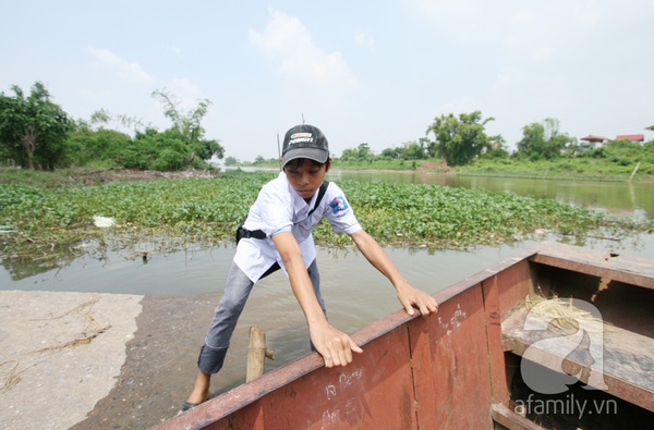 Hà Nội: Học sinh oằn lưng đu dây vượt sông tìm con chữ 11