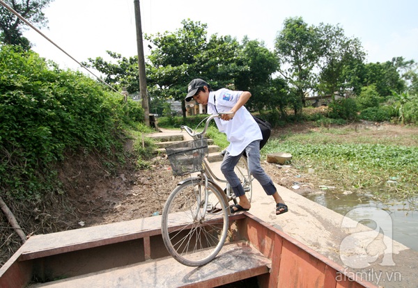 Hà Nội: Học sinh oằn lưng đu dây vượt sông tìm con chữ 12