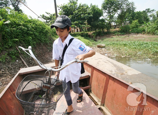 Hà Nội: Học sinh oằn lưng đu dây vượt sông tìm con chữ 13