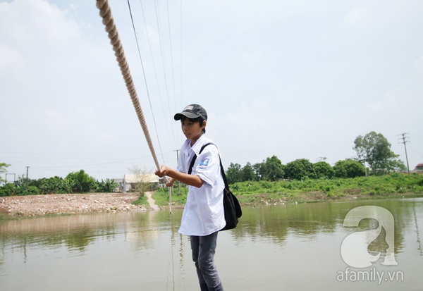Hà Nội: Học sinh oằn lưng đu dây vượt sông tìm con chữ 14