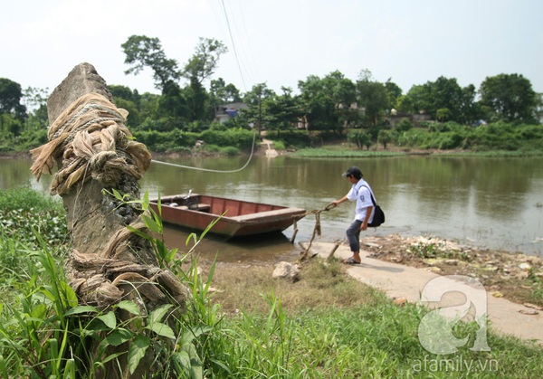 Hà Nội: Học sinh oằn lưng đu dây vượt sông tìm con chữ 15