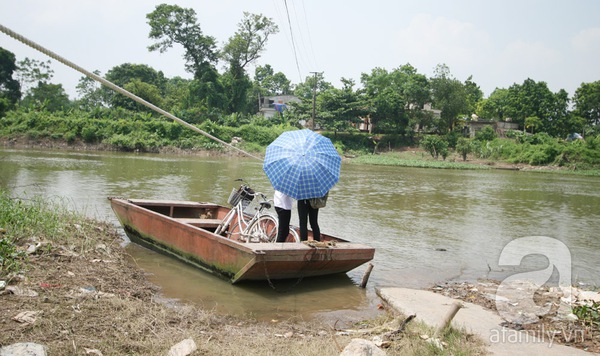 Hà Nội: Học sinh oằn lưng đu dây vượt sông tìm con chữ 2