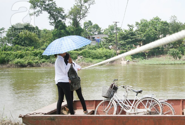 Hà Nội: Học sinh oằn lưng đu dây vượt sông tìm con chữ 7