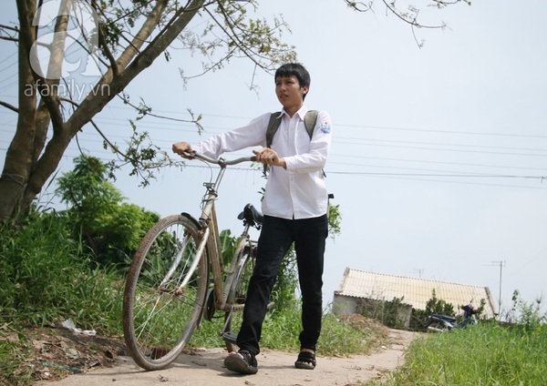 Hà Nội: Học sinh oằn lưng đu dây vượt sông tìm con chữ 6