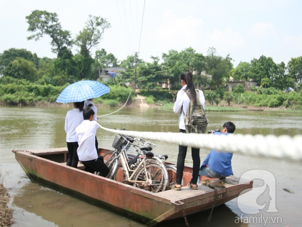 Hà Nội: Học sinh oằn lưng đu dây vượt sông tìm con chữ 8