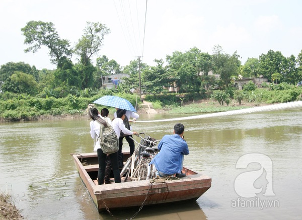 Hà Nội: Học sinh oằn lưng đu dây vượt sông tìm con chữ 9