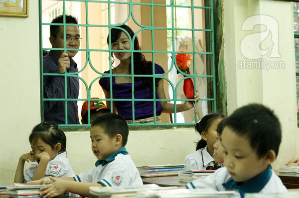 Theo chân vợ chồng trẻ đưa “heo vàng” ngày đầu tiên vào lớp 1 9