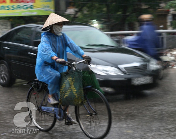 Người Hà Nội co ro trong mưa lạnh 6