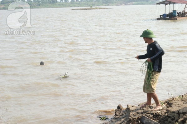 Nhiều người dân đến tìm thi thể và cầu nguyện cho gia đình sớm tìm thấy nạn nhân 9