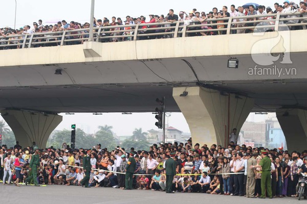 Đông nghịt người dân xuống phố đưa tiễn Đại tướng Võ Nguyên Giáp 16