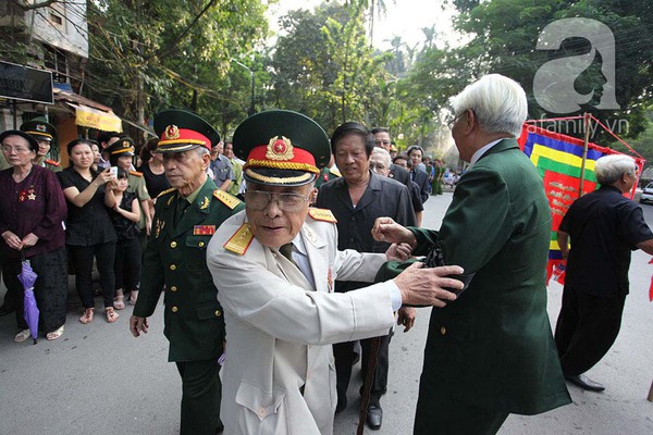 Đồng đội cũ rưng rưng gặp lại nhau trong lễ viếng Đại tướng 6