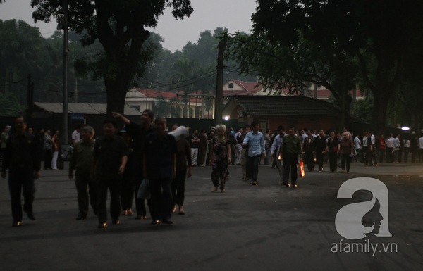 Ngày cuối cùng viếng Đại tướng: 2-3h sáng, người dân đã có mặt và xếp thành hàng dài 6