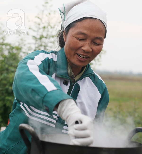 Hà Nội: Chân dung những người phụ nữ bán ngô luộc, thu về 30 triệu đồng/tháng 9