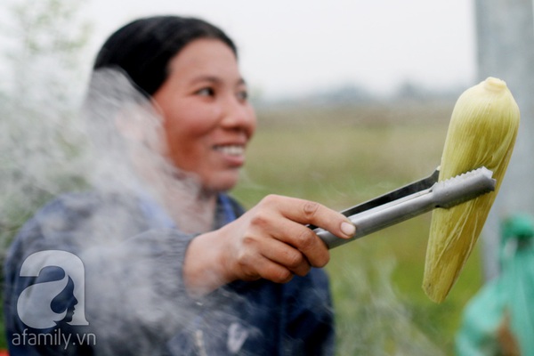 Hà Nội: Chân dung những người phụ nữ bán ngô luộc, thu về 30 triệu đồng/tháng 8