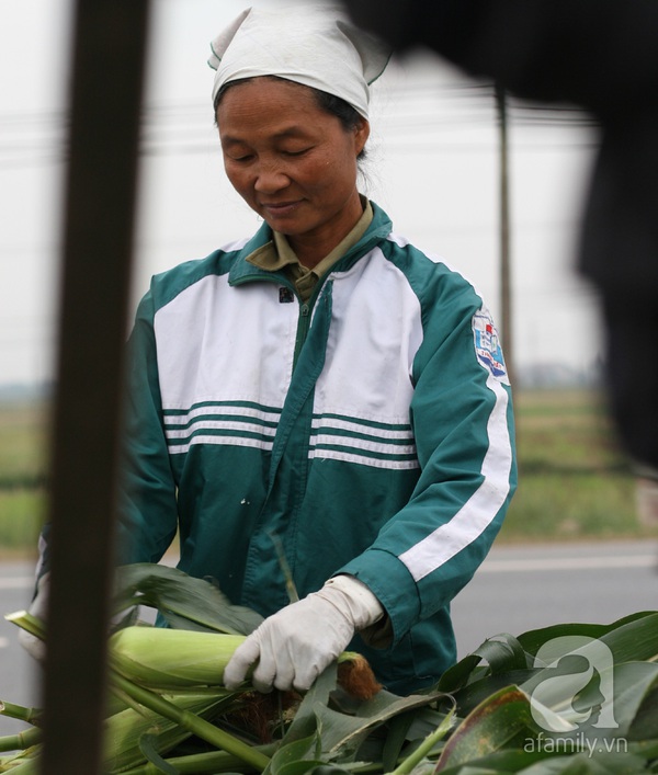 Hà Nội: Chân dung những người phụ nữ bán ngô luộc, thu về 30 triệu đồng/tháng 1