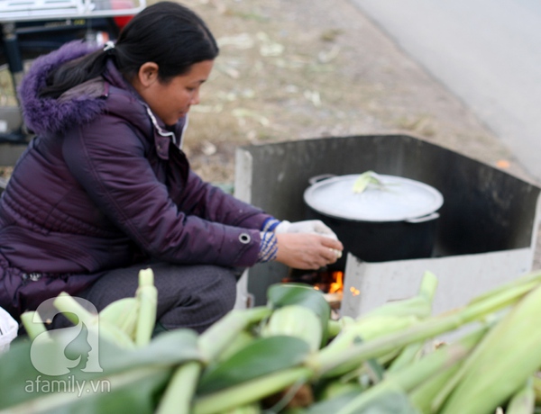 Hà Nội: Chân dung những người phụ nữ bán ngô luộc, thu về 30 triệu đồng/tháng 4