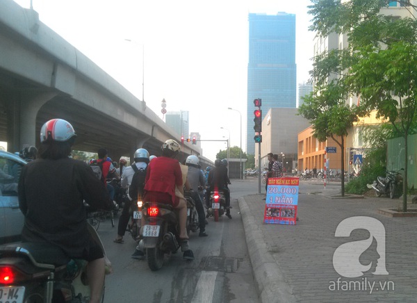 Thực hư bảo hiểm xe máy giá siêu rẻ “đại náo” đường Phạm Hùng 2