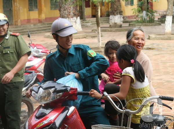 Thanh Hóa: Người dân hối hả đi tránh siêu bão 20