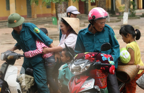 Thanh Hóa: Người dân hối hả đi tránh siêu bão 21