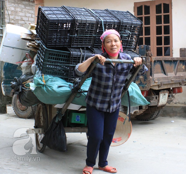 Hà Nội: Vợ chồng mua đồng nát trả lại 10 cây vàng nhặt được 3