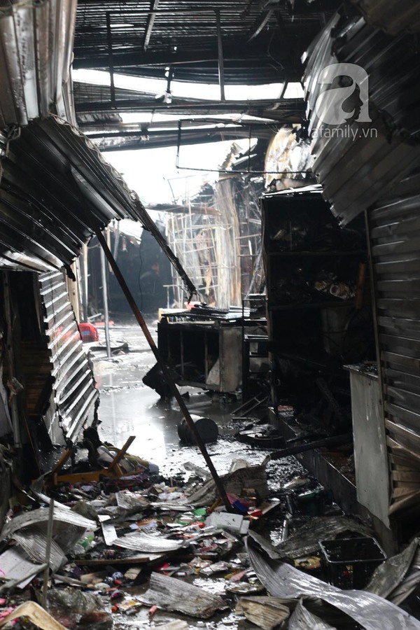 Cháy lớn tại chợ Nhà Xanh ở Cầu Giấy: Khoảng 60 gian hàng bị thiêu rụi, thiệt hại cả trăm tỉ đồng 1