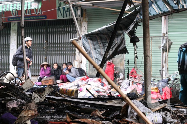 Cháy lớn tại chợ Nhà Xanh ở Cầu Giấy: Khoảng 60 gian hàng bị thiêu rụi, thiệt hại cả trăm tỉ đồng 2