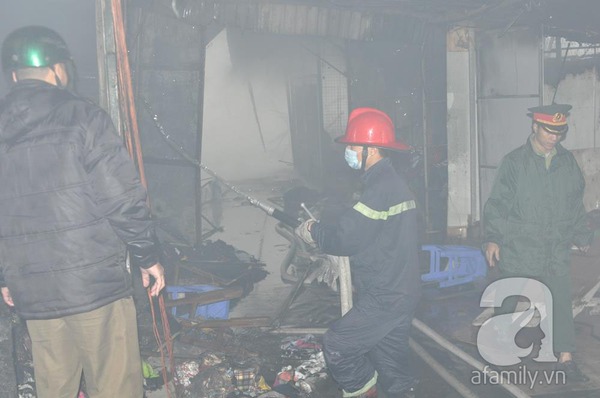 Cháy lớn tại chợ Nhà Xanh ở Cầu Giấy: Khoảng 60 gian hàng bị thiêu rụi, thiệt hại cả trăm tỉ đồng 18