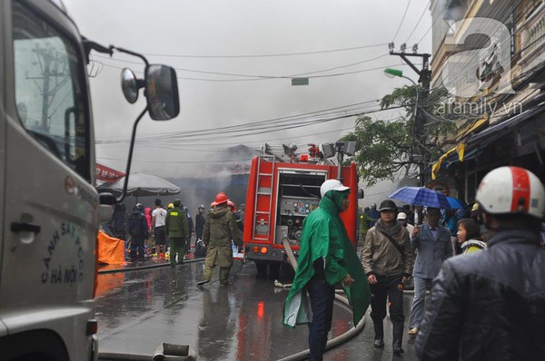 Cháy lớn tại chợ Nhà Xanh ở Cầu Giấy: Khoảng 60 gian hàng bị thiêu rụi, thiệt hại cả trăm tỉ đồng 17