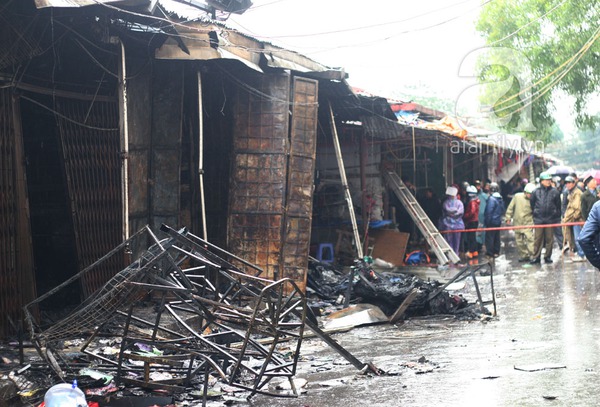 Cháy lớn tại chợ Nhà Xanh ở Cầu Giấy: Khoảng 60 gian hàng bị thiêu rụi, thiệt hại cả trăm tỉ đồng 16