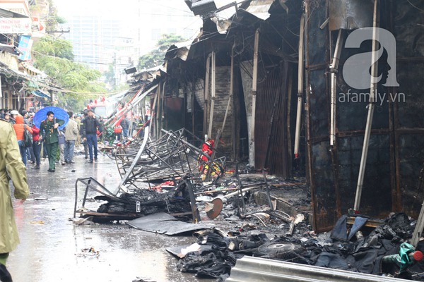 Cháy lớn tại chợ Nhà Xanh ở Cầu Giấy: Khoảng 60 gian hàng bị thiêu rụi, thiệt hại cả trăm tỉ đồng 8
