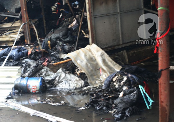 Cháy lớn tại chợ Nhà Xanh ở Cầu Giấy: Khoảng 60 gian hàng bị thiêu rụi, thiệt hại cả trăm tỉ đồng 9