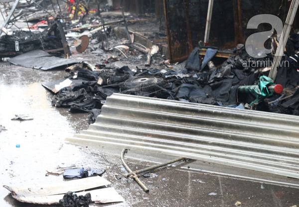 Cháy lớn tại chợ Nhà Xanh ở Cầu Giấy: Khoảng 60 gian hàng bị thiêu rụi, thiệt hại cả trăm tỉ đồng 10