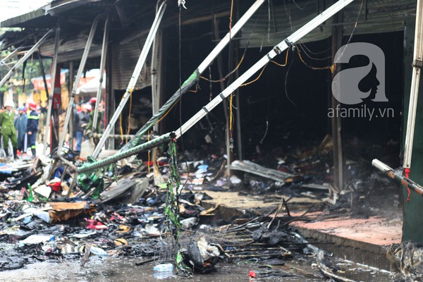 Cháy lớn tại chợ Nhà Xanh ở Cầu Giấy: Khoảng 60 gian hàng bị thiêu rụi, thiệt hại cả trăm tỉ đồng 15