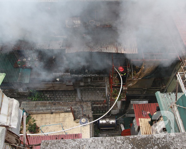 Hà Nội: Cháy thiêu rụi nhiều căn hộ tại khu tập thể Nam Đồng 4