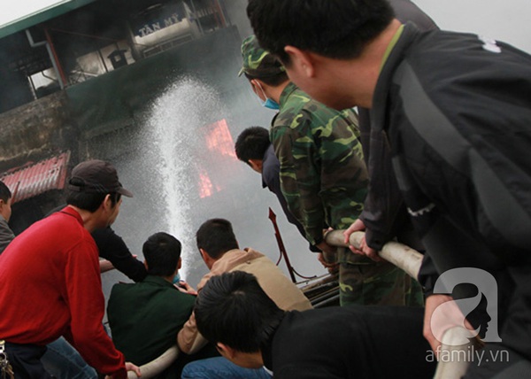 Hà Nội: Cháy thiêu rụi nhiều căn hộ tại khu tập thể Nam Đồng 6